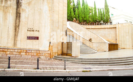 Der Kreuzweg in der Nähe von das Heiligtum von Padre Pio in San Giovanni Rotondo, Apulien, Italien Stockfoto