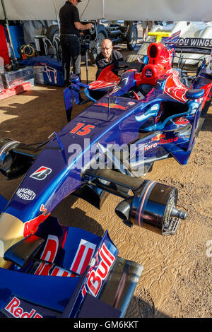 2008 Toro Rosso STR03 bereitet Mechanik im Fahrerlager auf dem 2016 Goodwood Festival of Speed, Sussex, UK. Stockfoto