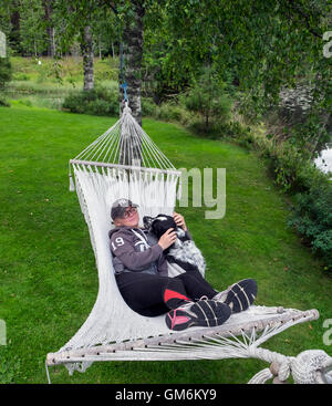 Mädchen und Hund in Hängematte, Schweden Stockfoto