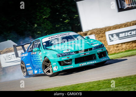 1993 Nissan 200SX S14 mit Fahrer James Deane driftet um die erste Ecke bei den 2016 Goodwood Festival Of Speed, Sussex, UK Stockfoto