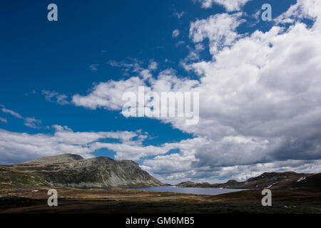 Blick auf Heddersvatn See in den norwegischen Bergen, in der Nähe des Gaustatoppen, Telemark, Norwegen. Stockfoto