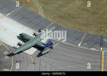 Luftaufnahme von einer Lockheed C - 130K Herkules C5 auf dem Boden Rollen zu RAF Brize Norton, Oxfordshire, Vereinigtes Königreich Stockfoto