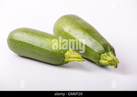 Zwei frische Gemüse Zucchini, isoliert auf weiss Stockfoto