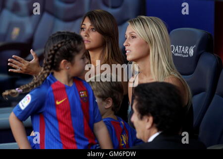 20.08.2016. Camp Nou, Barcelona, Spanien. Antonella Roccuzzo Lionel Messi Begleiter und Frau Suarez im Camp Nou Stockfoto