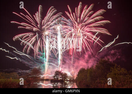 Spektakuläre und farbenfrohe Feuerwerke, die vor einem dunklen Herbsthimmel in Lancashire stehen und die Guy Fawkes Night feiern Stockfoto