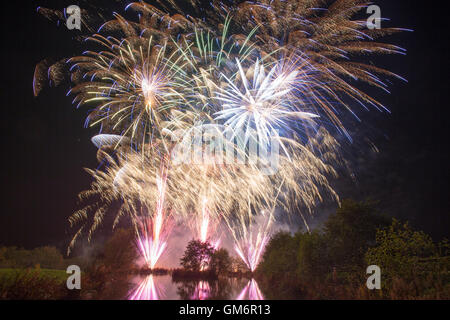 Spektakuläre und farbenfrohe Feuerwerke, die vor einem dunklen Herbsthimmel in Lancashire stehen und die Guy Fawkes Night feiern Stockfoto