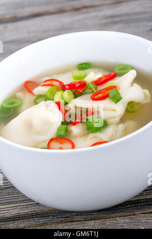 Wan-Tan-Knödel asiatischen Suppe mit grünen Zwiebeln und thai Pfeffer Stockfoto