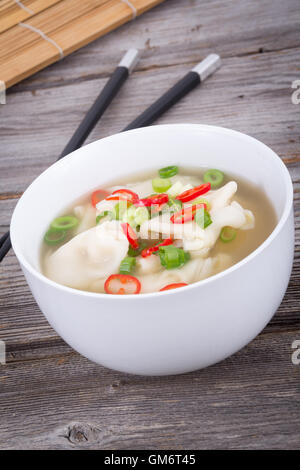 Wan-Tan-Knödel asiatischen Suppe mit grünen Zwiebeln und thai Pfeffer Stockfoto