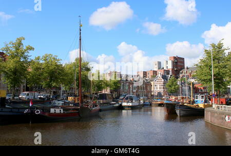 Lager und Segelschiffen entlang des Kanals am Nooderhaven (Northern Harbour) in Groningen, Niederlande Stockfoto