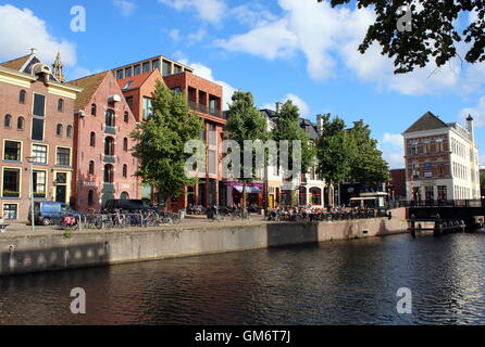 Alte Herrenhäuser und Lagerhäusern am Hoge der A-Kanal in Groningen, Niederlande, Terrassen und Restaurants in der Nähe von Wasser Stockfoto