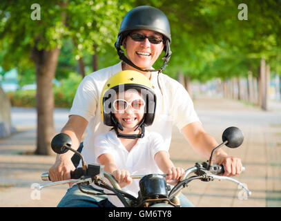 Vater und Tochter, die im Sommer auf dem Motorrad Reisen Stockfoto