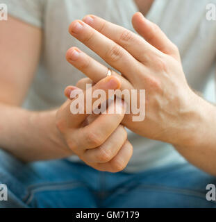 Scheidung-Konzept. Mann Ehering ausziehen. Stockfoto