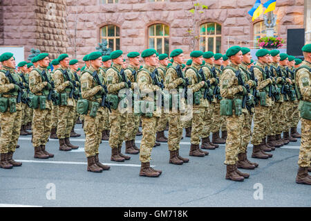 Ukrainische Soldaten bei der Militärparade Probe für Independence Day am Chreschtschatyk in Kiew. Stockfoto
