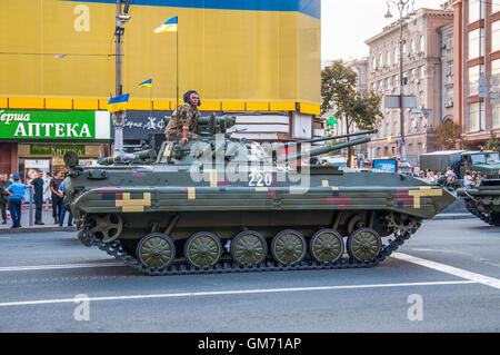 Proben für militärische Parade zum Unabhängigkeitstag am Chreschtschatyk in Kiew, Ukraine. Stockfoto