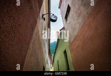 80m lange Strada Sforii (Seil Straße auch als Zeichenfolge Street) in Brasov, Rumänien, eines der schmalsten Straßen in Europa Stockfoto