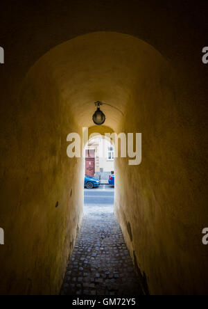 80m lange Strada Sforii (Seil Straße auch als Zeichenfolge Street) in Brasov, Rumänien, eines der schmalsten Straßen in Europa Stockfoto