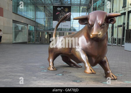Raging Bull Skulptur außerhalb Bull Ring Einkaufszentrum Birmingham Stockfoto