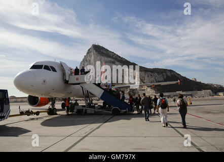 Passagiere, die ein EasyJet Flugzeug auf der Landebahn des Flughafen von Gibraltar, vor dem Hintergrund der Felsen von Gibraltar. PRESSEVERBAND Foto. Bild Datum: Freitag, 11. September 2015. Bildnachweis sollte lauten: Yui Mok/PA Wire Stockfoto