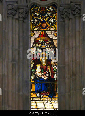 BATALHA, PORTUGAL - 24. Juli 2016: Glasmalerei Darstellung Mutter Mary und dem Jesukind in das Kloster von Batalha in Portugal Stockfoto