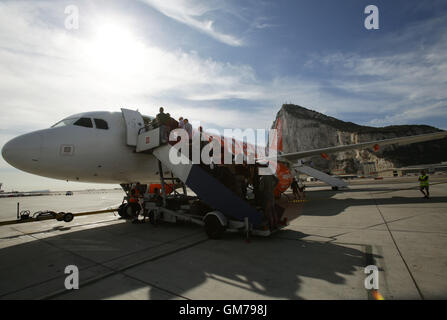 Passagiere, die ein EasyJet Flugzeug auf der Landebahn des Flughafen von Gibraltar, vor dem Hintergrund der Felsen von Gibraltar. PRESSEVERBAND Foto. Bild Datum: Freitag, 11. September 2015. Bildnachweis sollte lauten: Yui Mok/PA Wire Stockfoto