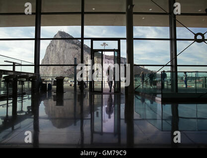 Ein Blick auf den Felsen von Gibraltar von der Abflughalle des Flughafens von Gibraltar. PRESSEVERBAND Foto. Bild Datum: Freitag, 11. September 2015. Bildnachweis sollte lauten: Yui Mok/PA Wire Stockfoto