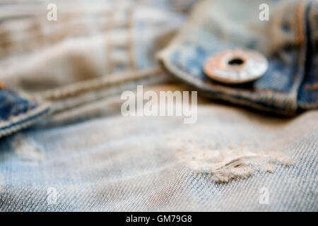 Nahaufnahme von Jeans Kleidung mit Metallknöpfen Stockfoto