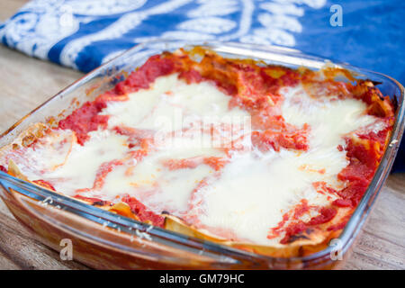 Schüssel mit Lasagne Bolognese-Sauce und bechamel Stockfoto