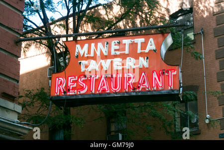 Melden Sie sich außerhalb der berühmten Minetta Tavern in Greenwich Village in New York City Stockfoto