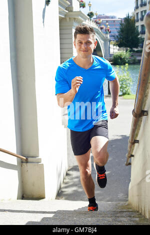 Junger Mann Training in Städtische Umwelt Stockfoto