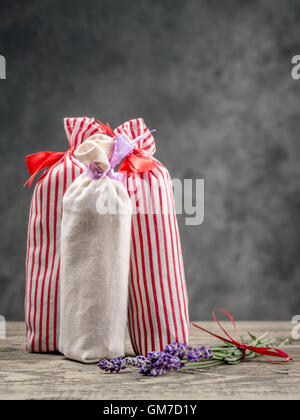 Gruppe von dekorativen Beutel besetzt mit getrocknetem Lavendel auf Holztisch Stockfoto