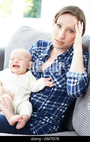 Frustrierte Mutter Post Natal Depressionen leiden Stockfoto