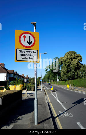 UK, Road Traffic Sign, weichen entgegenkommenden Fahrzeugen Zeichen. Stockfoto