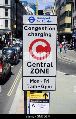 London, UK - 6. Juli 2016: Staus kostenlos Zone Zeichen, führte 2003 zur Verringerung von Staus im Zentrum von London. Die standard ch Stockfoto