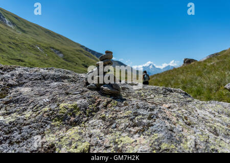 Cairn in den französischen Alpen zeigt eine Spur zu folgen (genannt GR in Frankreich), Oisans, Frankreich Stockfoto