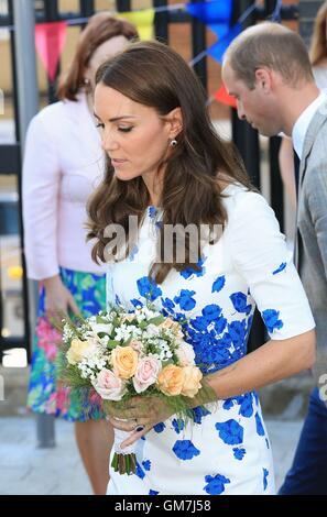 Die Herzogin von Cambridge hält einen Blumenstrauß der Blumen wie Bute Mühlen in Luton verlässt, nach einer Tour mit dem Duke of Cambridge, die Einrichtungen der nationalen Nächstenliebe Youthscape zu sehen. Stockfoto