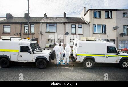 PSNI Offiziere und technische Offiziere Suchergebnisse Unterkünfte auf alten Glenarm Straße in Larne, Co. Antrim. Eine königliche Marine wird durch Detektive untersuchen Nordirland verknüpft Terrorismus, zwei große Dissidenten republikanische Waffen Funde ans verstanden infrage gestellt. Stockfoto