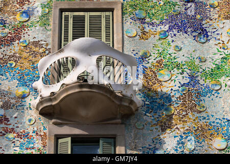 Balkon in die Form der Maske aus der Casa Batllo in Barcelona, Spanien. Stockfoto