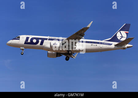 VIELE polnische Airlines Embraer ERJ-175LR nähert sich zum Flughafen El Prat in Barcelona, Spanien. Stockfoto