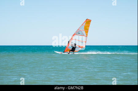 Radfahren Canal de la Robine von Narbonne an der Mittelmeer Küste. Wind Surfen, Windsurfen, Plage de la Vieille Nouvelle. blue sky, b Stockfoto