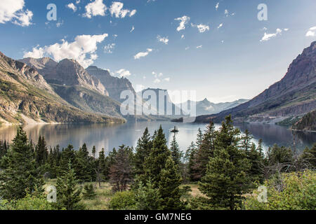 Blick auf Wild Goose Island in St. Mary Lake im Glacier-Nationalpark im US-Bundesstaat Montana. Stockfoto