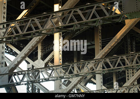 Morgenlicht auf Teil des Stahlbaus, der Sydney Harbour Bridge unterstützt Stockfoto