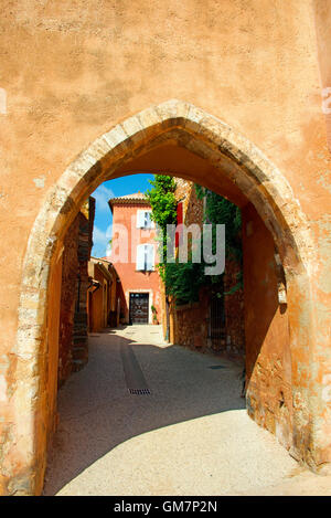 Bogen und Pfad Bergdorf Roussillon Luberon Provence Frankreich Stockfoto