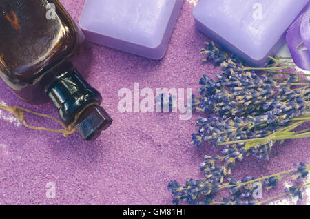 getrockneten Lavendel Blumen, Seife, Öl und Spa Salz Stockfoto