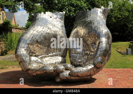 'Hände' Skulptur von Rick Kirkby, Woodbridge Quay Baptist Church, Woodbridge, Suffolk, England, Großbritannien Stockfoto