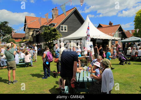 Menschen im Sommer Village fete, Thorpeness, Suffolk, England, UK Stockfoto