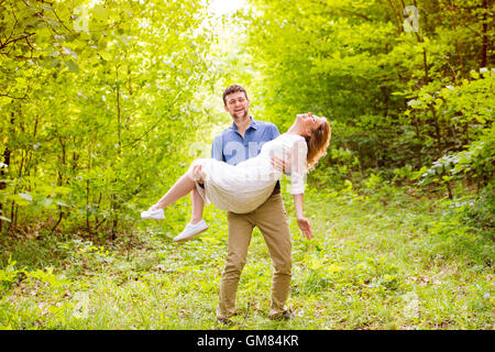 Schöne Hochzeitspaar außerhalb im grünen Wald. Stockfoto