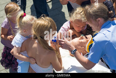 Dummy verwendet für den Nachweis von erste-Hilfe-Ausbildung für Kinder durch die Kräfte beim Bournemouth Air Festival im August Stockfoto