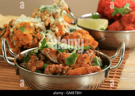 asiatisches Essen Aubergine Curry Bainghan Bharta mit Koriander garnieren Stockfoto