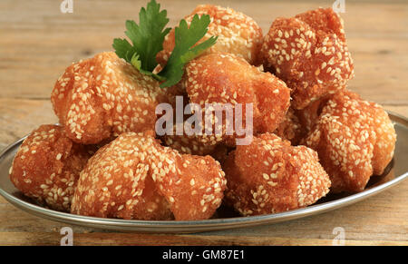 Marasay indische süße frittierte Reisbällchen in Sesam getaucht Stockfoto