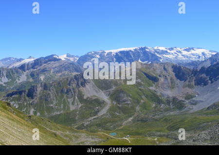 Hang über Meribel Skigebiet in Frankreich im Sommer mit blauer Himmel, grüne Weiden und Bergpanorama Stockfoto